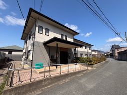 穏やかな街中の外観
