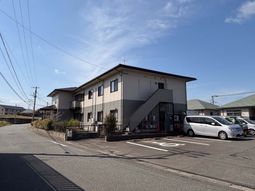 広い駐車場がある外観