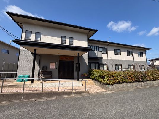 落ち着いた外観の建物
