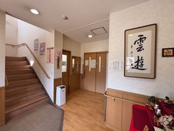 階段と展示物がある廊下