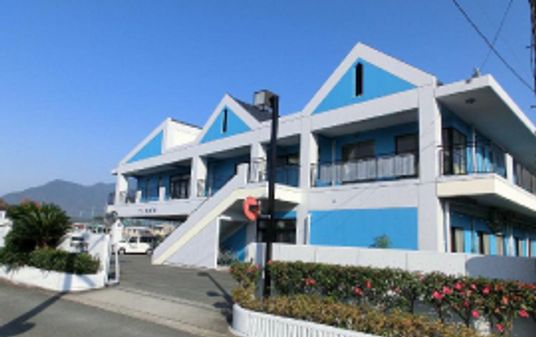 青い外観の建物です