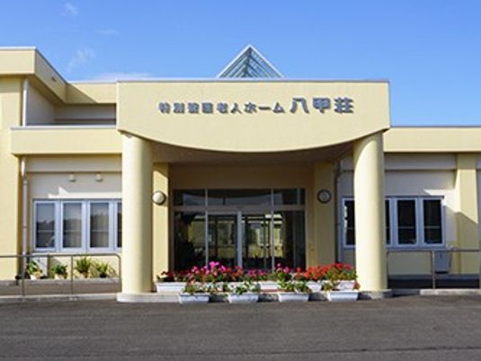 八甲荘の正面玄関  