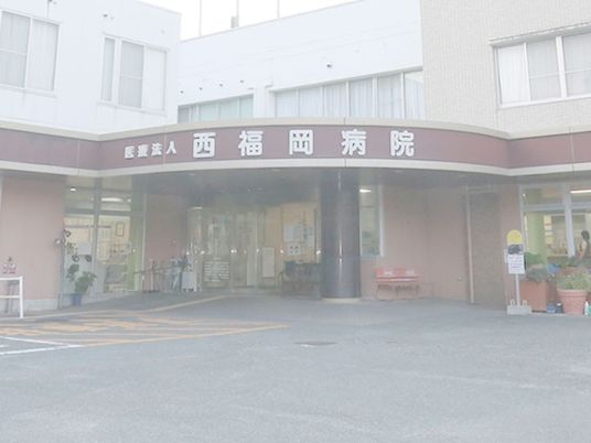 病院の正面入口  