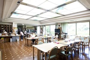 広々とした明るい食堂