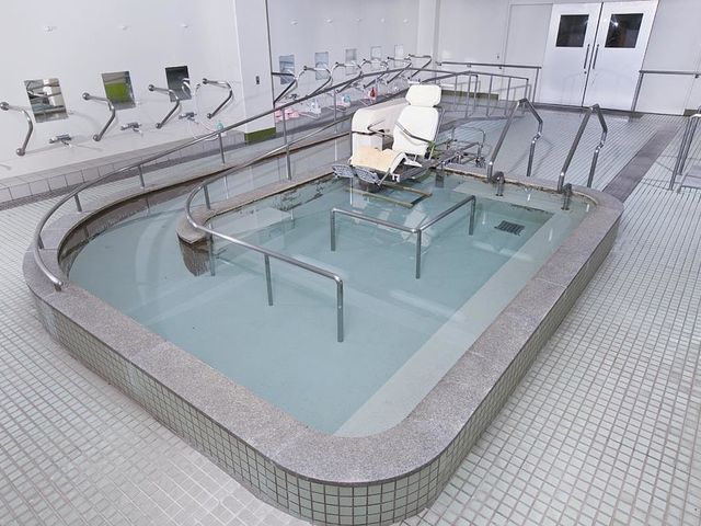 機能的な浴室 浴室 安全に配慮された清潔な浴槽です。入浴用リフトが完備され、介助者も安心してサポートできます。
