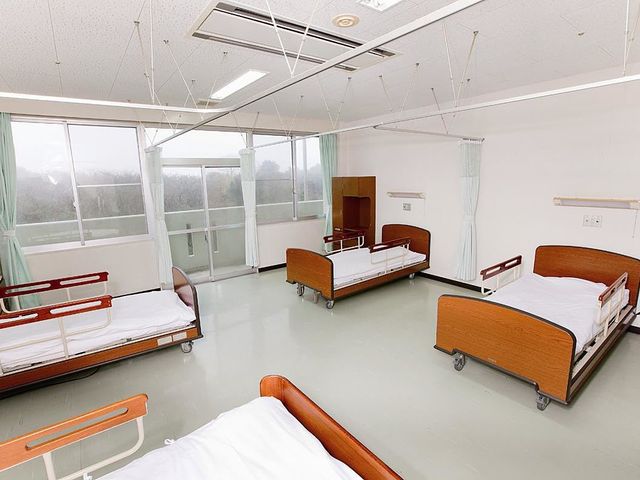 自然光が入る居室 居室 広々とした空間に窓から自然光が差し込み、明るい雰囲気が漂う居室です。穏やかな時間を過ごせます。
