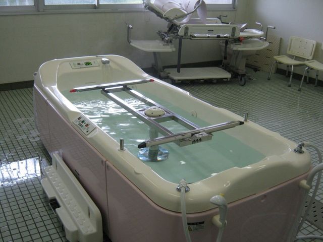 二つの浴槽が並ぶ浴室 浴室 車椅子からの移乗に対応した浴槽があります。ゆったりとした安心の入浴ができます。