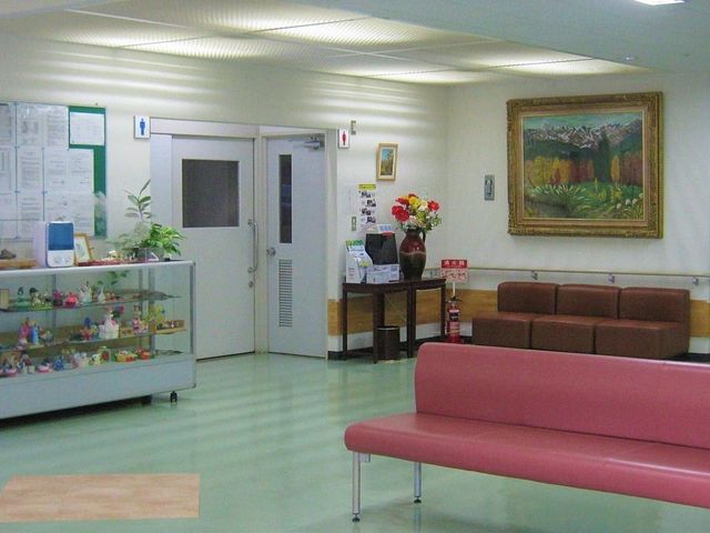 くつろげるロビー ロビー 色とりどりのソファが配置された休憩スペースです。車椅子でも移動がしやすい設計になっています。
