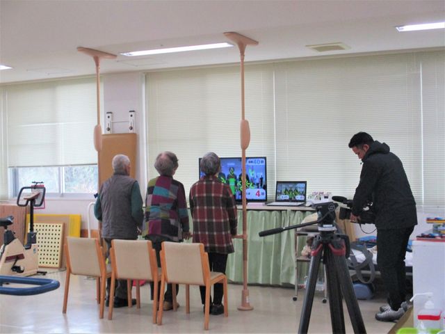 窓辺の機能訓練室 機能訓練室 明るい訓練室での機能訓練の様子です。窓から自然光がたっぷりと入っています。