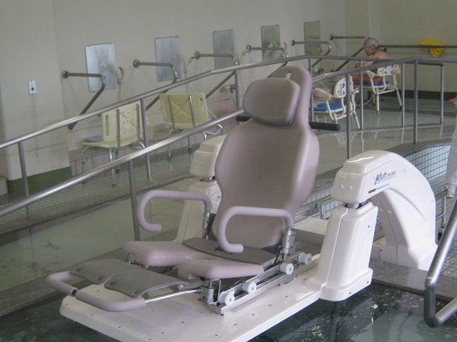 機能訓練室 機能訓練室 水中での機械式リハビリ装置が備わったスペースです。利用者の方がリラックスできる環境です。