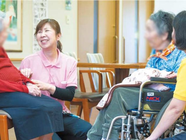 和やかな交流の伝わる居室 居室 温かい雰囲気でスタッフと利用者の方々が会話を楽しめる、和やかな空間です。