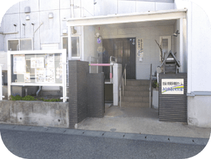 施設の玄関と階段の外観  