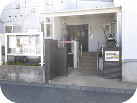 施設の玄関と階段の外観  