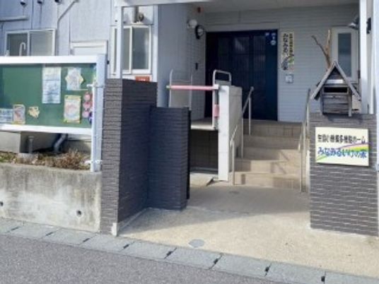 施設の正面出入口  