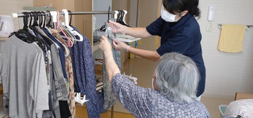 衣服を整理する様子