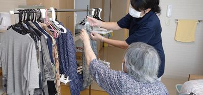 衣服を整理する様子