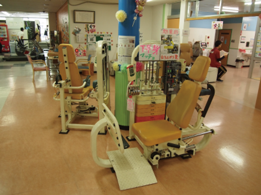 機能訓練機器が並ぶ