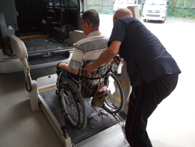 車椅子の乗降サポート場面