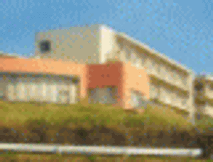 高台の建物外観  