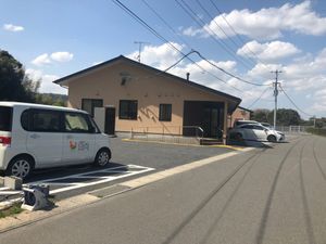 建物外観と駐車場  