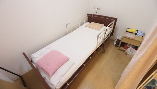 ベッドと寝室の居室  
