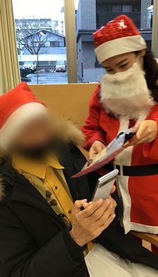サンタの訪問する室内
