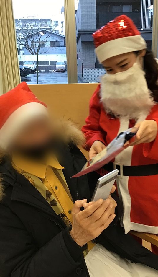 サンタの訪問する室内