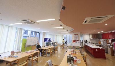 広々した明るいダイニングルーム