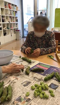 作業をする利用者の居室