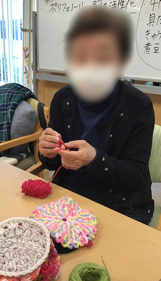 編み物をする入居者の様子