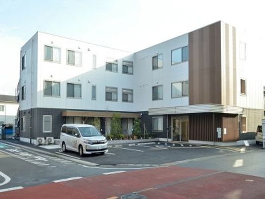 白い建物の外観