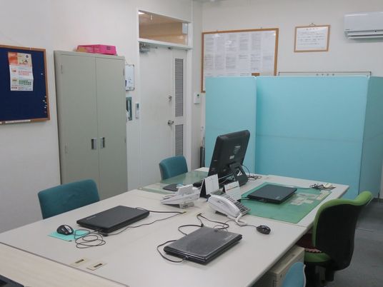 事務机のある部屋  