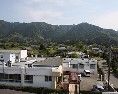 山に囲まれた外観