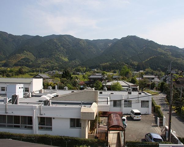 山に囲まれた外観