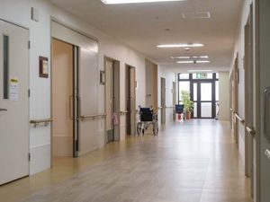 車椅子が置かれた廊下