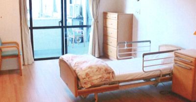 明るい個室の居室