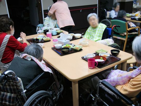 食事中の人々