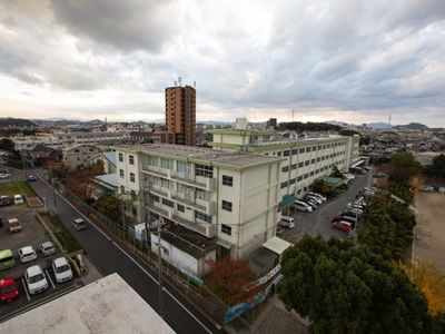 広い建物の外観