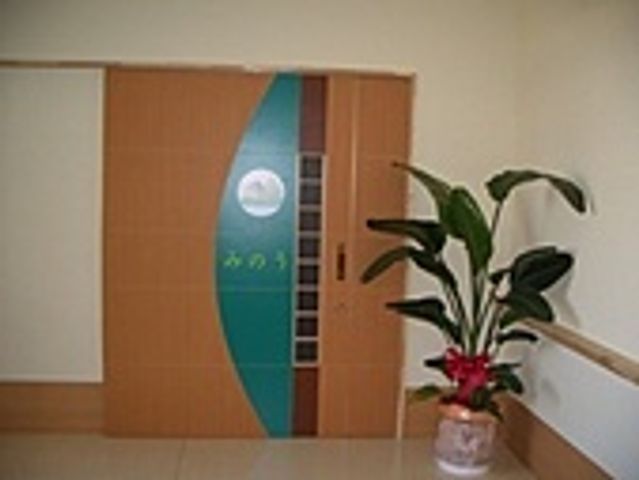 落ち着いたエントランス エントランス 観葉植物が置かれた静かなスペースです。働きやすい環境が整っています。
