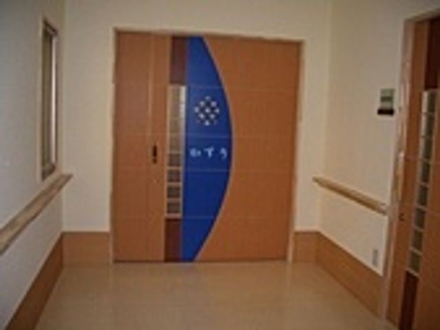 デザイン扉の廊下 廊下 色鮮やかなデザインの扉がある廊下です。柔らかな照明が心地よい雰囲気を作り出しています。