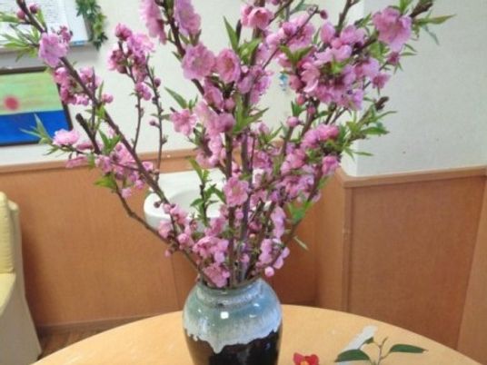 花飾りのあるロビー  