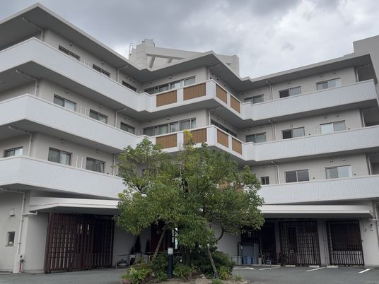 多階層の建物正面