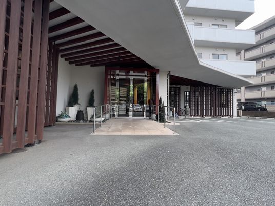 開放的な施設のエントランス