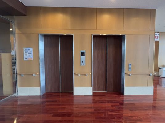 清潔なエレベーター前景