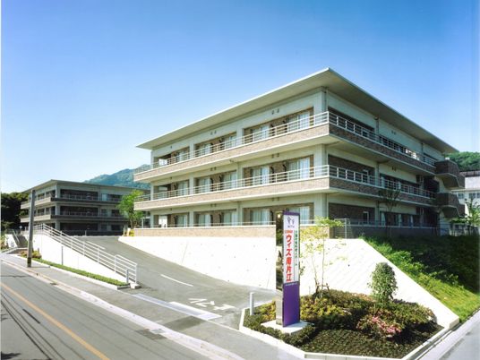 広々とした建物外観