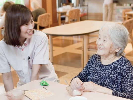 笑顔で会話するスタッフと利用者