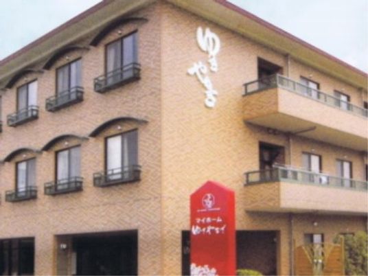施設の外観と看板