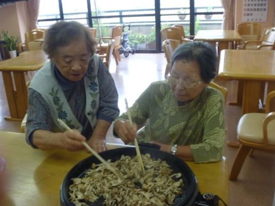 共有ダイニングで料理