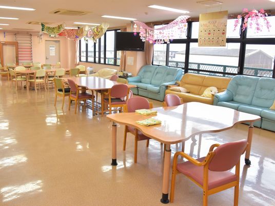 中庭を望む食堂空間