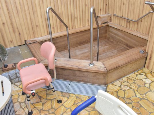 木製の浴槽と椅子